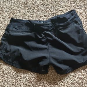 black lululemon shorts